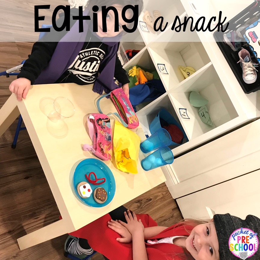 Eating snacks at the pretend ice rink! Plus more ides on how to make an Ice Skating Rink Dramatic Play. #dramaticplay #pretendplay #wintertheme #prek #preschool